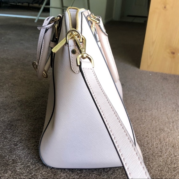 Micheal Kors bag. Used only a couple of times. - Picture 3 of 4